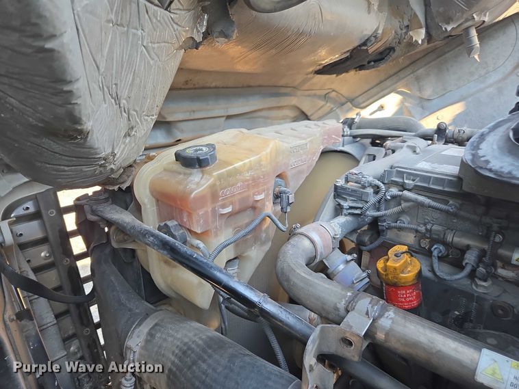 image for item YA0941 2016 Freightliner Cascadia semi truck