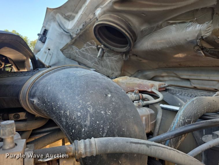 image for item YA0941 2016 Freightliner Cascadia semi truck