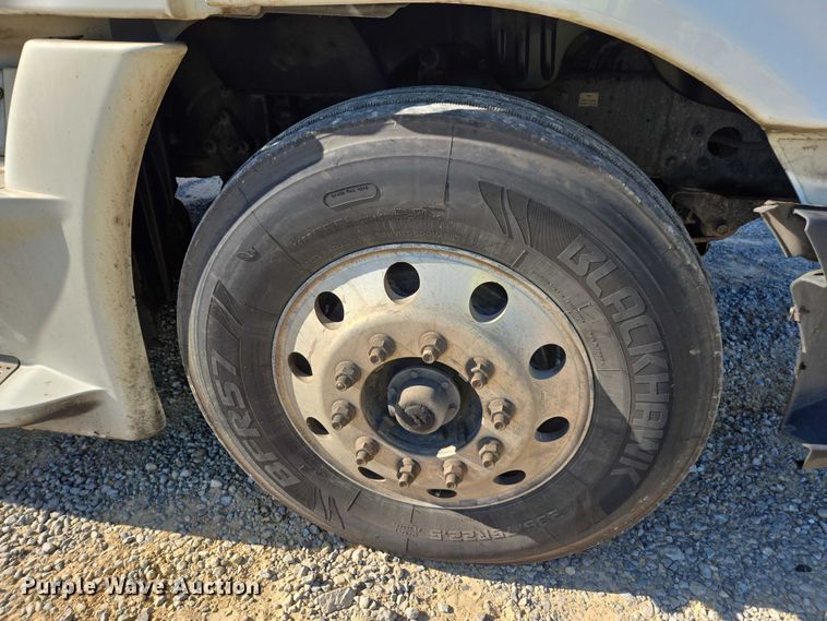 image for item YA0941 2016 Freightliner Cascadia semi truck