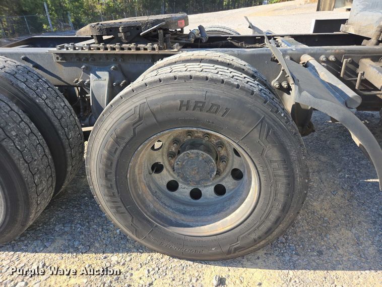 image for item YA0941 2016 Freightliner Cascadia semi truck