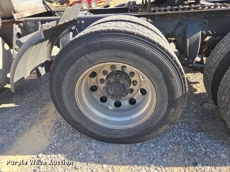 image for item YA0941 2016 Freightliner Cascadia semi truck