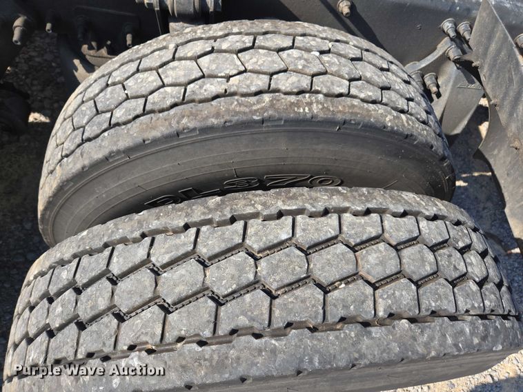 image for item YA0941 2016 Freightliner Cascadia semi truck