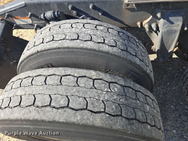 image for item YA0941 2016 Freightliner Cascadia semi truck