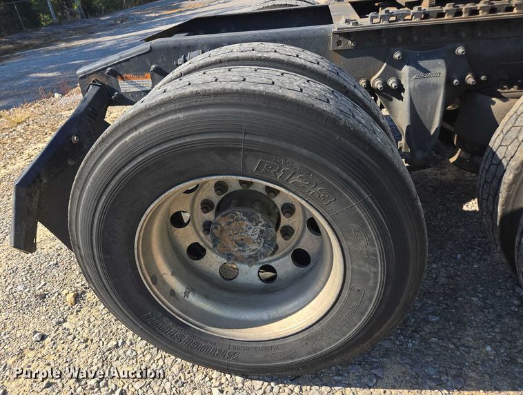 image for item YA0941 2016 Freightliner Cascadia semi truck