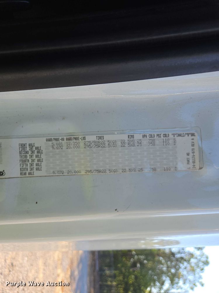 image for item YA0941 2016 Freightliner Cascadia semi truck