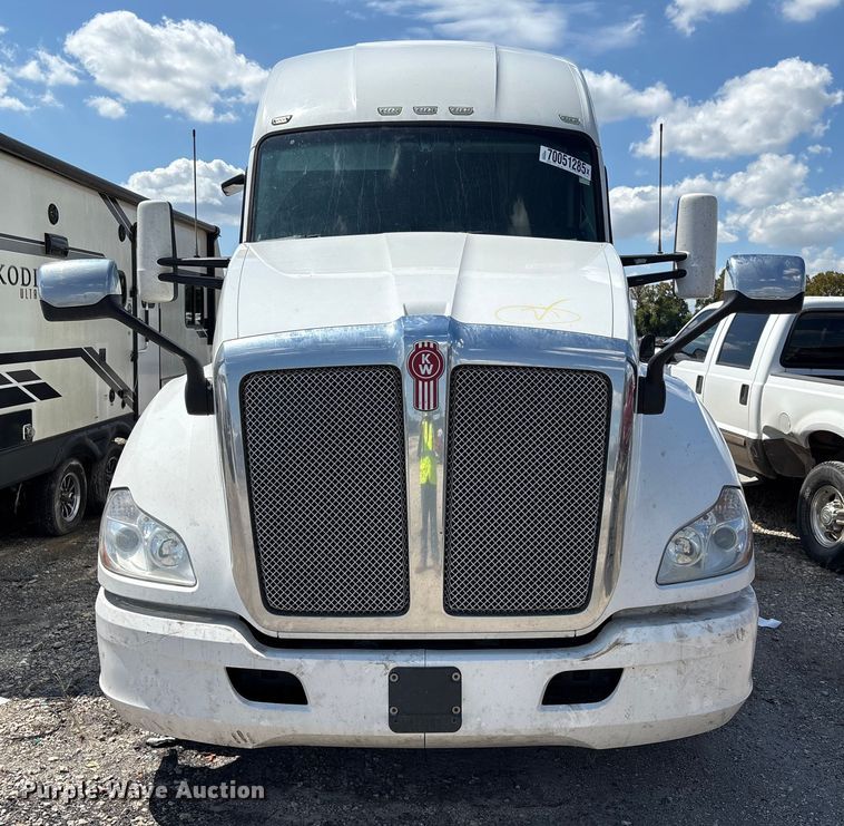 image for item YA0993 2020 Kenworth T680 semi truck