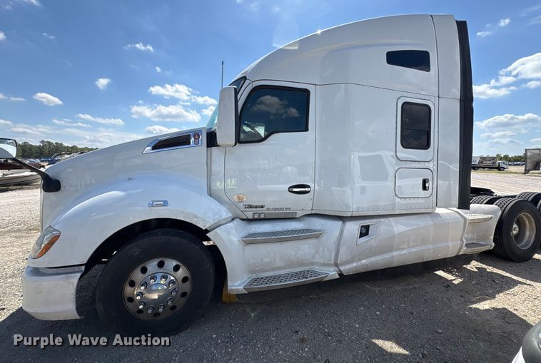 image for item YA0993 2020 Kenworth T680 semi truck