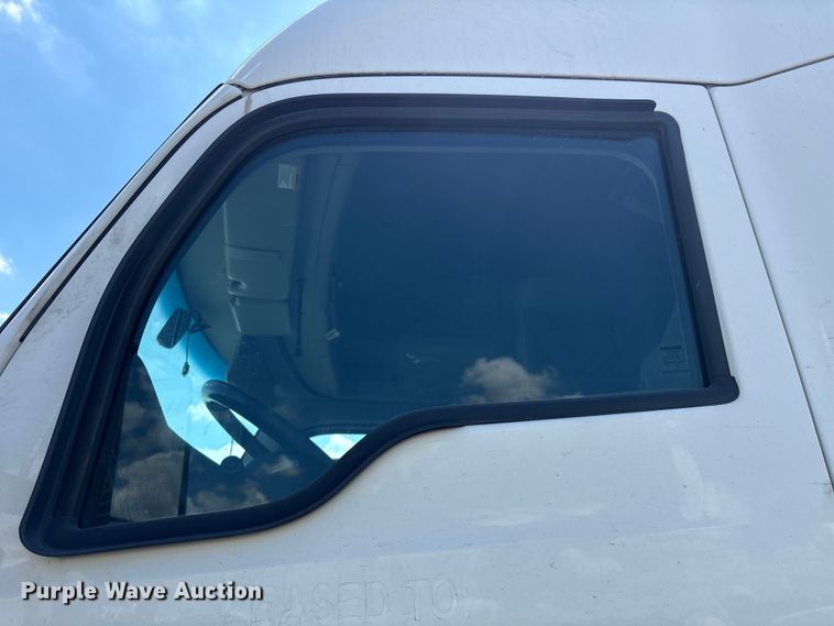 image for item YA0993 2020 Kenworth T680 semi truck