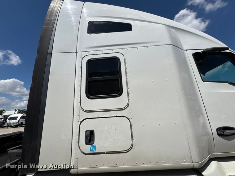 image for item YA0993 2020 Kenworth T680 semi truck