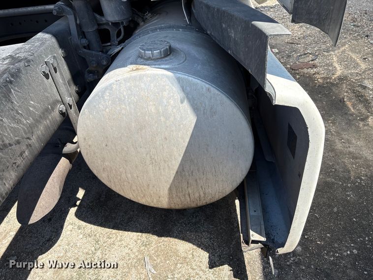 image for item YA0993 2020 Kenworth T680 semi truck