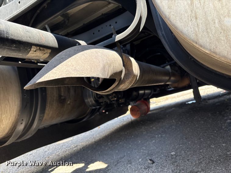 image for item YA0993 2020 Kenworth T680 semi truck