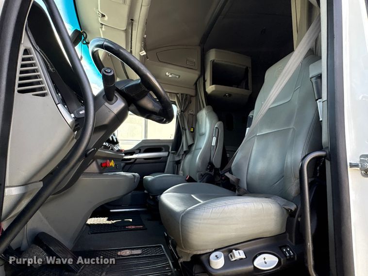 image for item YA0993 2020 Kenworth T680 semi truck