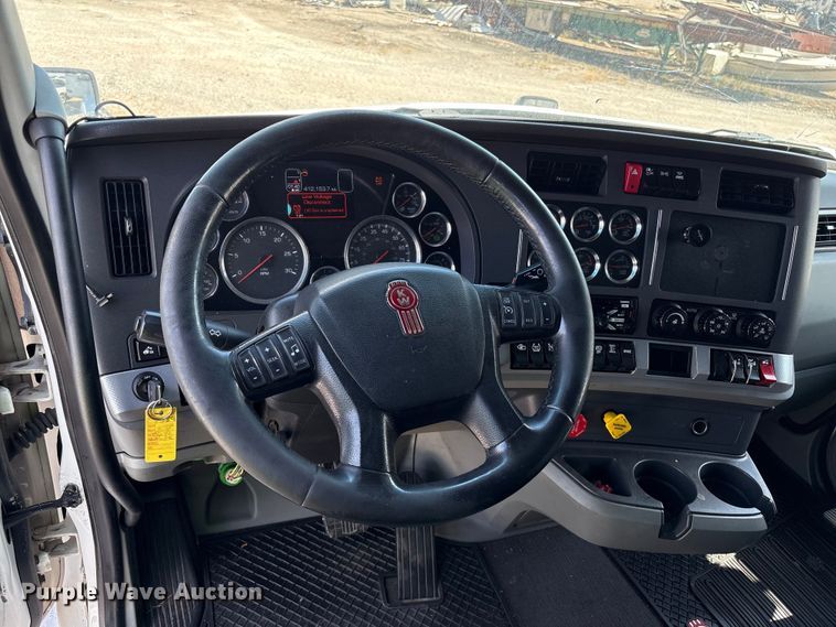 image for item YA0993 2020 Kenworth T680 semi truck