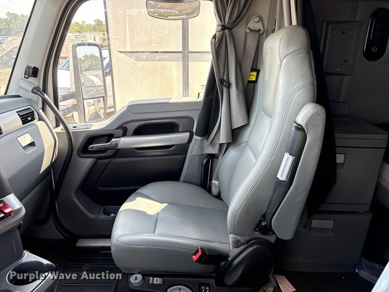 image for item YA0993 2020 Kenworth T680 semi truck