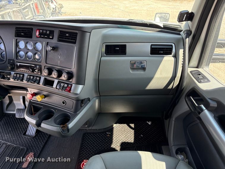 image for item YA0993 2020 Kenworth T680 semi truck