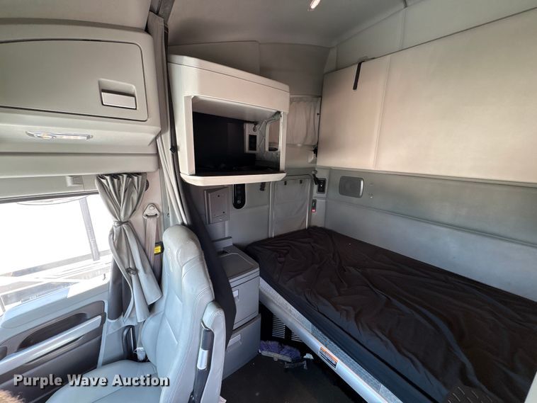 image for item YA0993 2020 Kenworth T680 semi truck