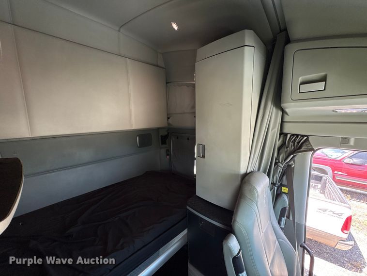 image for item YA0993 2020 Kenworth T680 semi truck