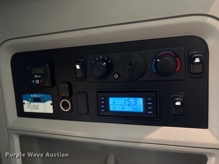 image for item YA0993 2020 Kenworth T680 semi truck