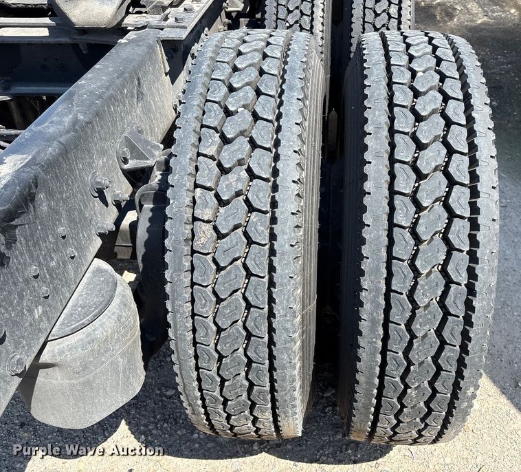 image for item YA0993 2020 Kenworth T680 semi truck