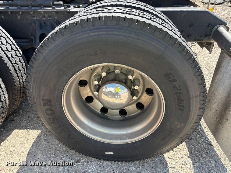 image for item YA0993 2020 Kenworth T680 semi truck