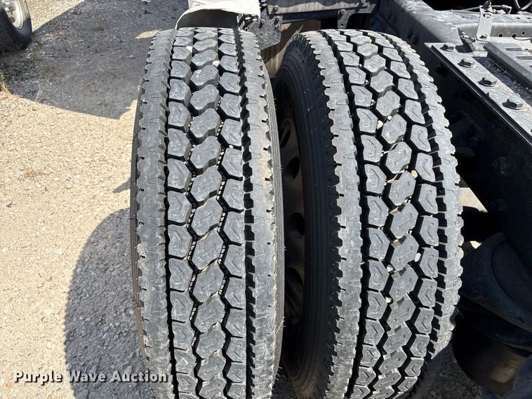 image for item YA0993 2020 Kenworth T680 semi truck