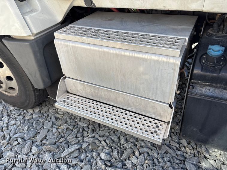 image for item YA1020 2020 International LT625 semi truck