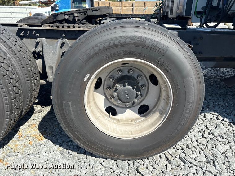 image for item YA1020 2020 International LT625 semi truck