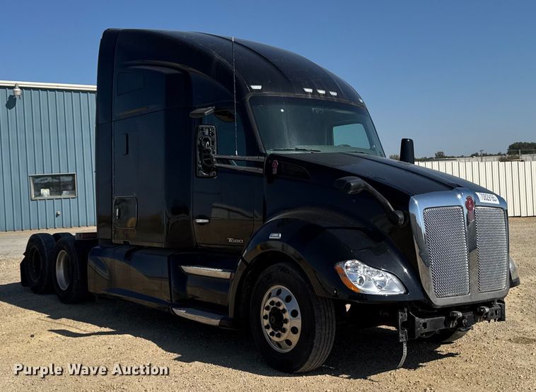 image for item YA1029 2019 Kenworth T680 semi truck