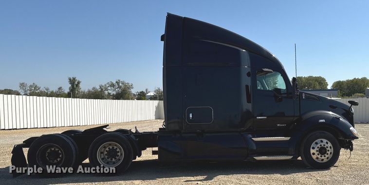 image for item YA1029 2019 Kenworth T680 semi truck