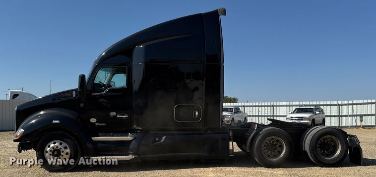 image for item YA1029 2019 Kenworth T680 semi truck