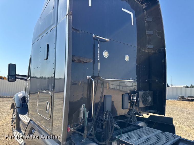 image for item YA1029 2019 Kenworth T680 semi truck