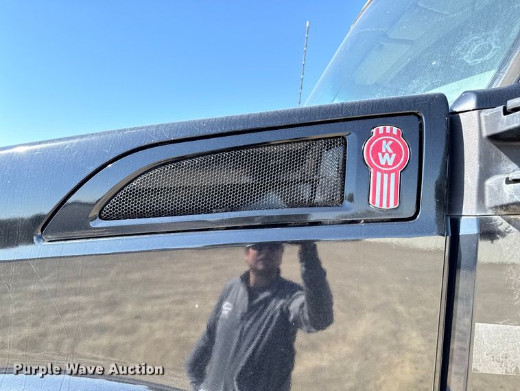 image for item YA1029 2019 Kenworth T680 semi truck