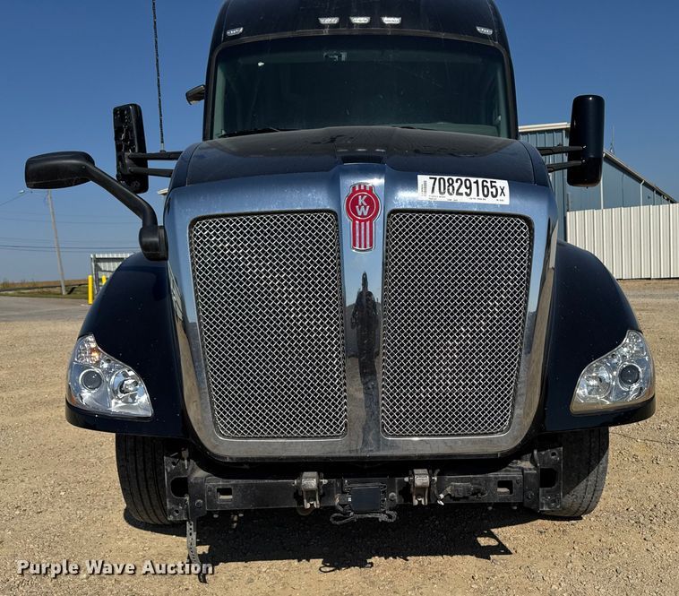 image for item YA1029 2019 Kenworth T680 semi truck