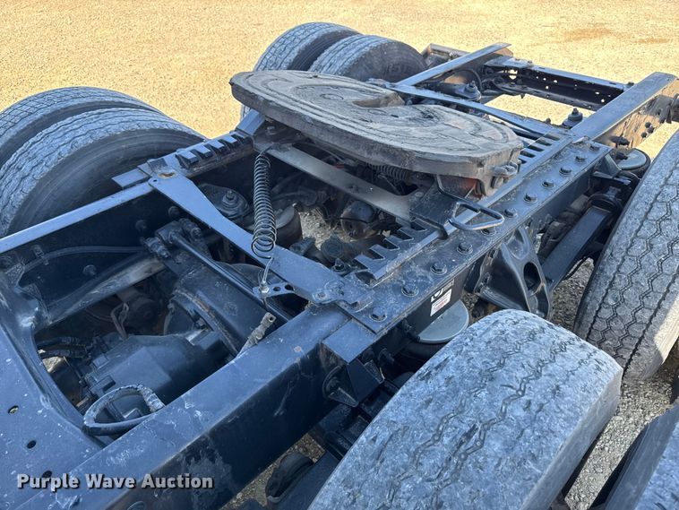 image for item YA1029 2019 Kenworth T680 semi truck