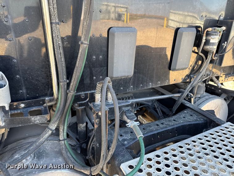 image for item YA1029 2019 Kenworth T680 semi truck