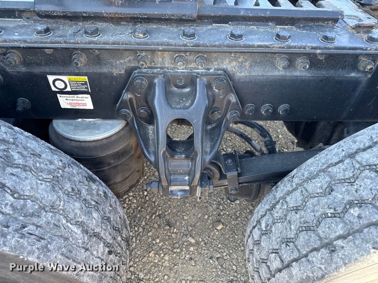 image for item YA1029 2019 Kenworth T680 semi truck