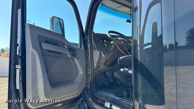 image for item YA1029 2019 Kenworth T680 semi truck