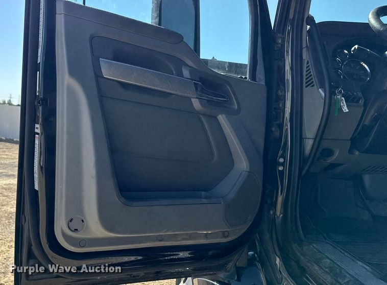 image for item YA1029 2019 Kenworth T680 semi truck