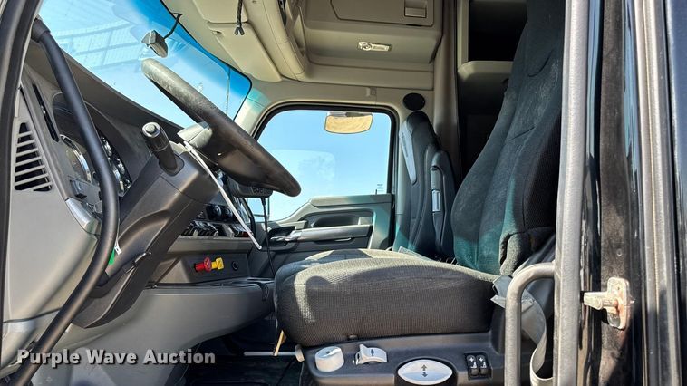 image for item YA1029 2019 Kenworth T680 semi truck