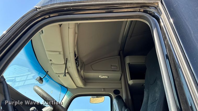 image for item YA1029 2019 Kenworth T680 semi truck