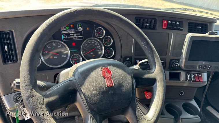image for item YA1029 2019 Kenworth T680 semi truck