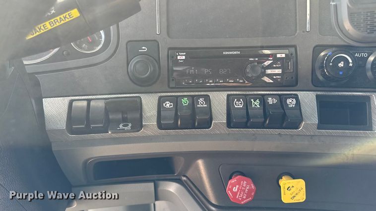 image for item YA1029 2019 Kenworth T680 semi truck