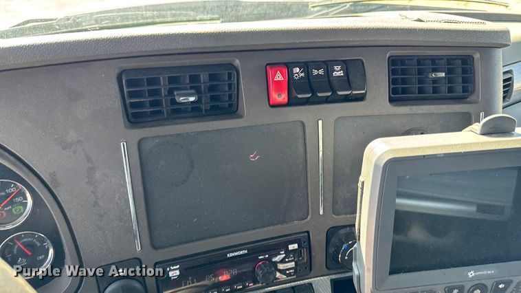 image for item YA1029 2019 Kenworth T680 semi truck