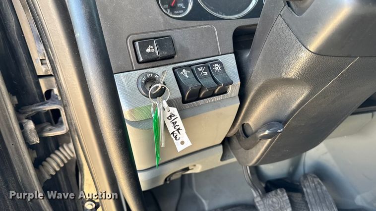 image for item YA1029 2019 Kenworth T680 semi truck