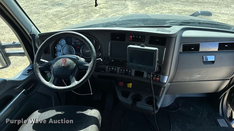 image for item YA1029 2019 Kenworth T680 semi truck