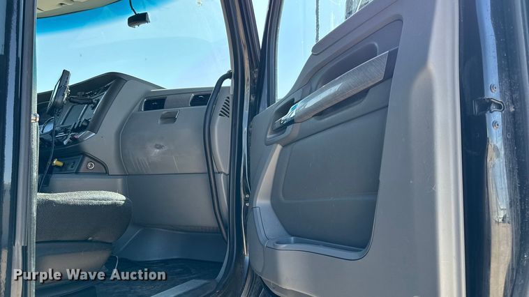 image for item YA1029 2019 Kenworth T680 semi truck
