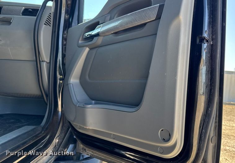 image for item YA1029 2019 Kenworth T680 semi truck