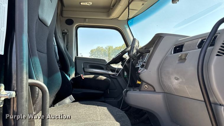 image for item YA1029 2019 Kenworth T680 semi truck