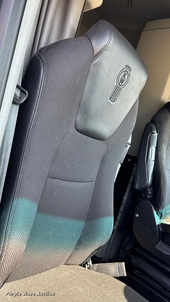 image for item YA1029 2019 Kenworth T680 semi truck