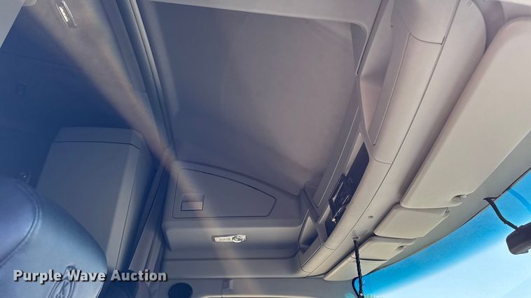 image for item YA1029 2019 Kenworth T680 semi truck